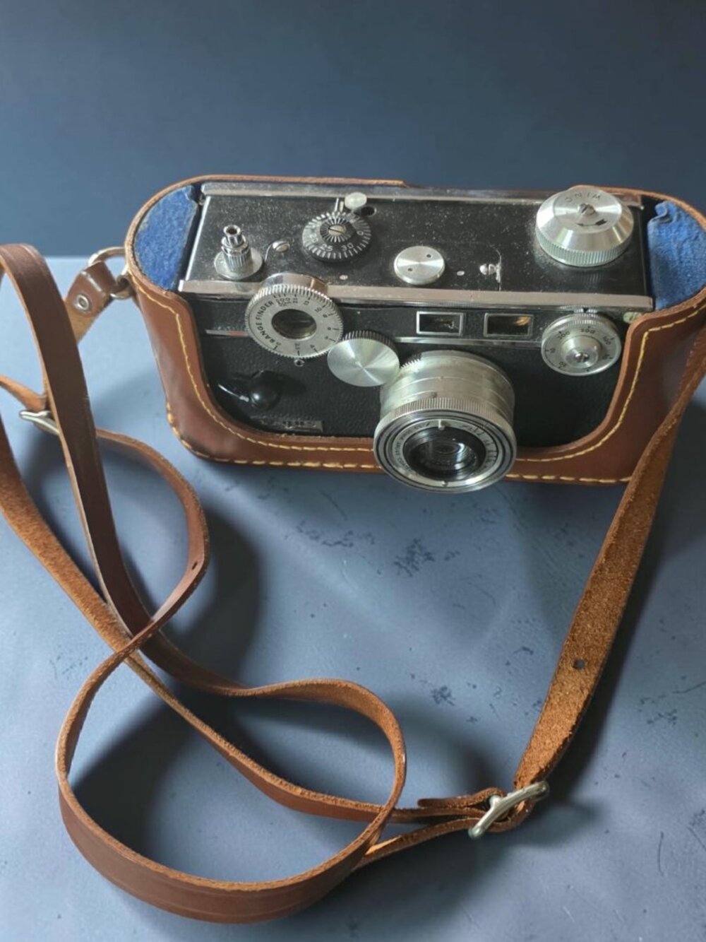 VINTAGE ARGUS C3 "THE BRICK" 35MM Rangefinder Camera and Leather Carrying Case
